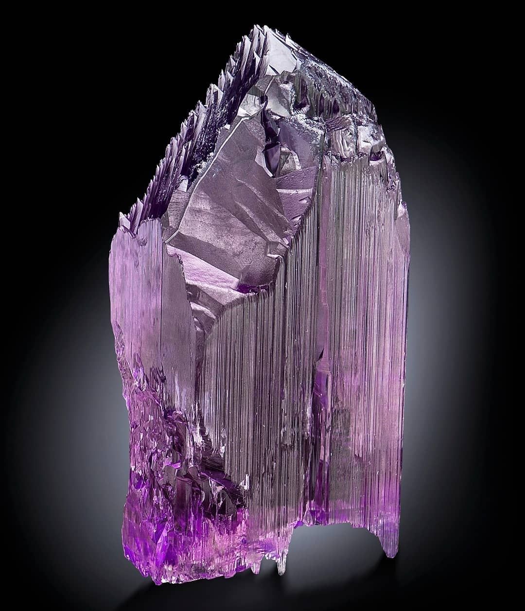 Kunzita — variedade rosa do mineral espodumênio