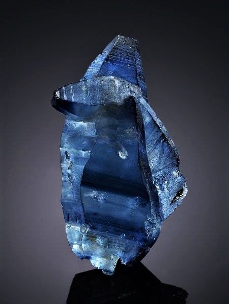 Safira — variedade gemológica do mineral coríndon